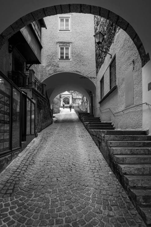 Allée pavée avec des escaliers sur le côté à Salzbourg