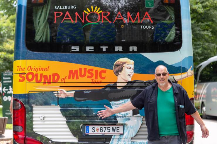 Homme devant le bus Sound of Music Tour Salzburg
